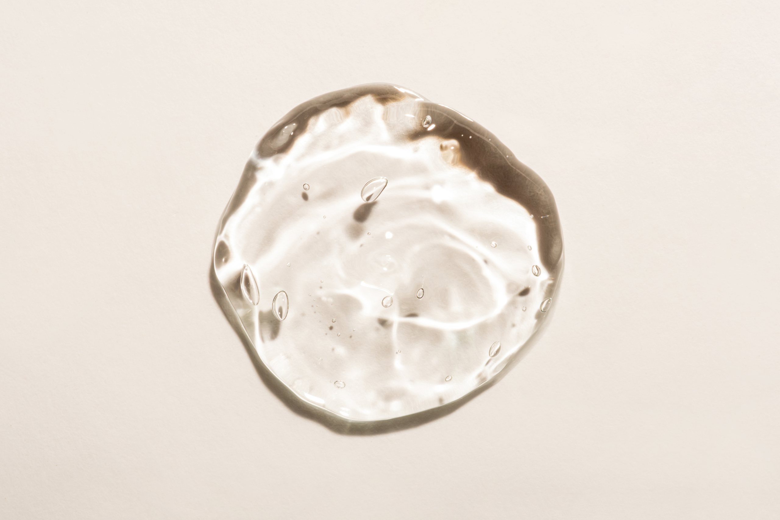 Hialuronska kislina za obraz: zakaj je nepogrešljiva pri negi kože?