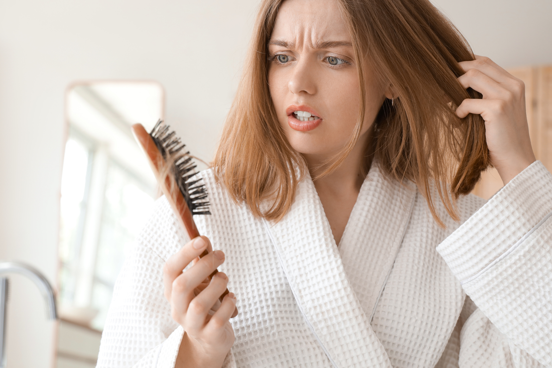 Izpadanje las pri ženskah - zakaj se pojavi in kako to ustaviti?